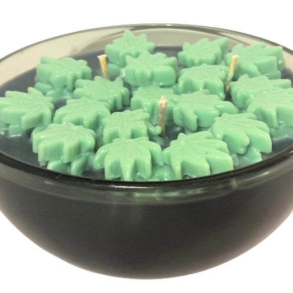 Black Gold Boutique Candle With Floating Leaves - Picture 5 of 5